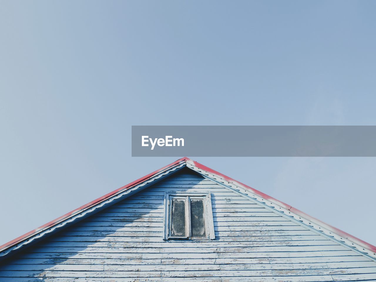 LOW ANGLE VIEW OF HOUSE AGAINST CLEAR SKY