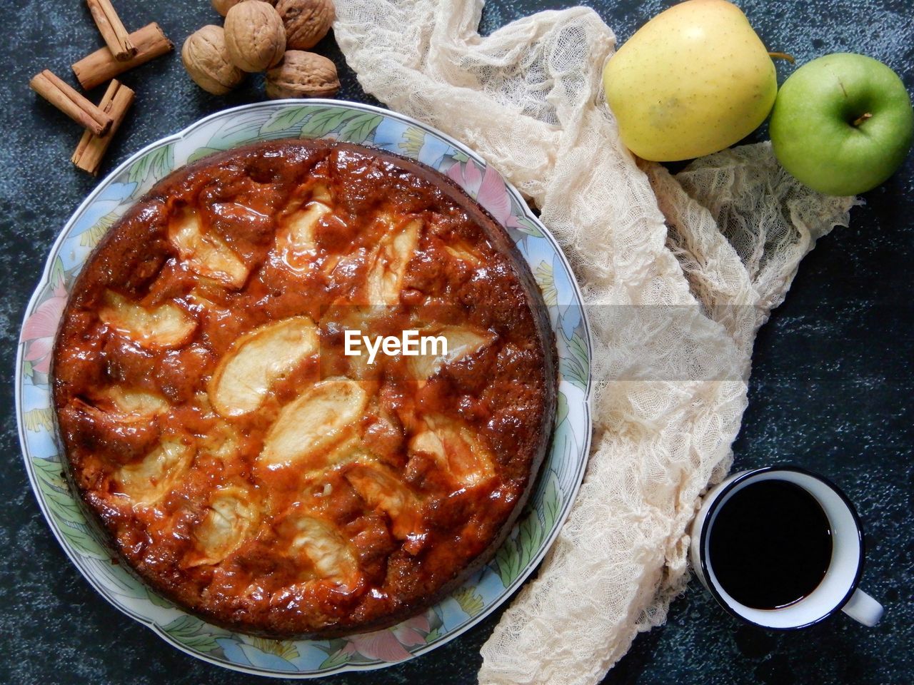 HIGH ANGLE VIEW OF FRUITS IN BOWL