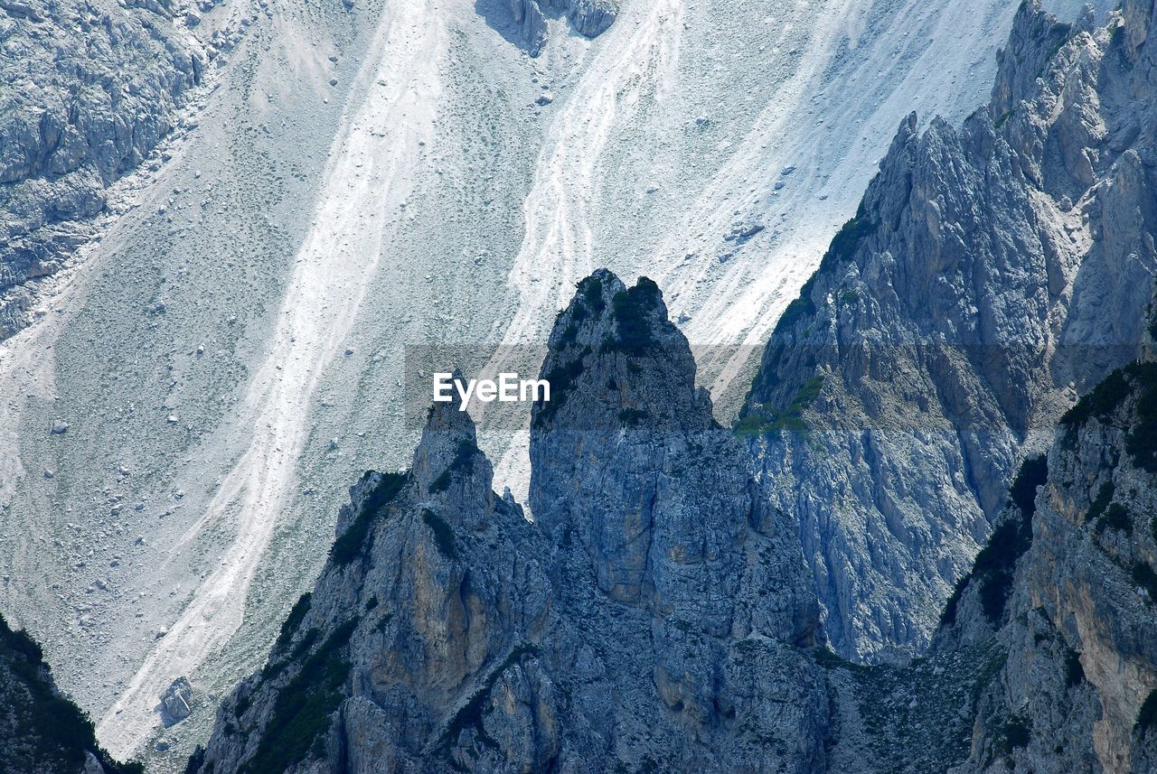 HIGH ANGLE VIEW OF FROZEN ROCKS ON SNOW