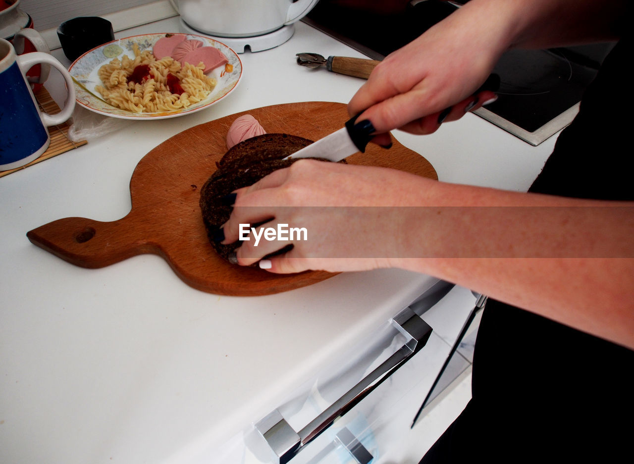 MIDSECTION OF MAN PREPARING FOOD