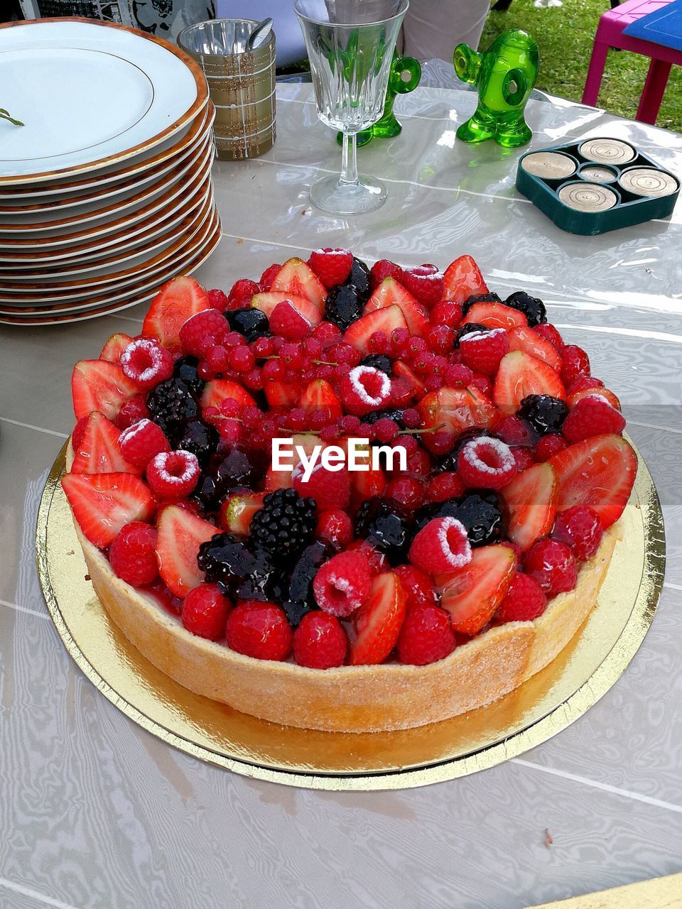 CLOSE-UP OF CAKE IN PLATE