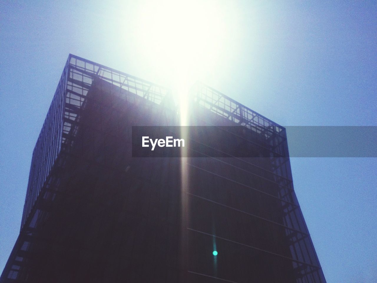 LOW ANGLE VIEW OF MODERN BUILDINGS AGAINST SKY