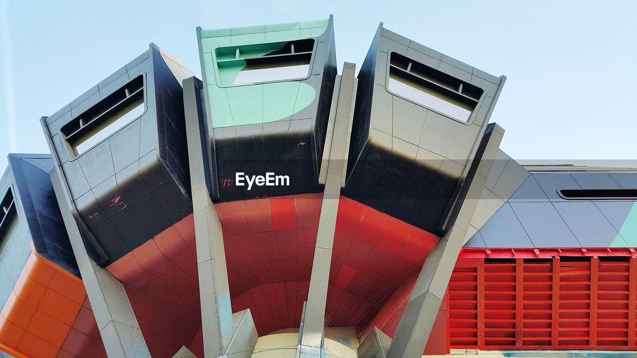 LOW ANGLE VIEW OF BUILT STRUCTURES AGAINST SKY