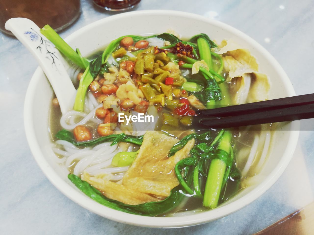 CLOSE-UP OF SALAD IN BOWL