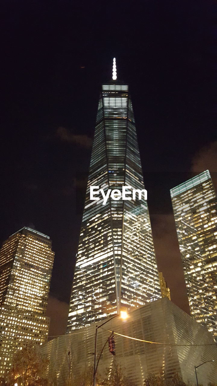 LOW ANGLE VIEW OF MODERN BUILDING AT NIGHT