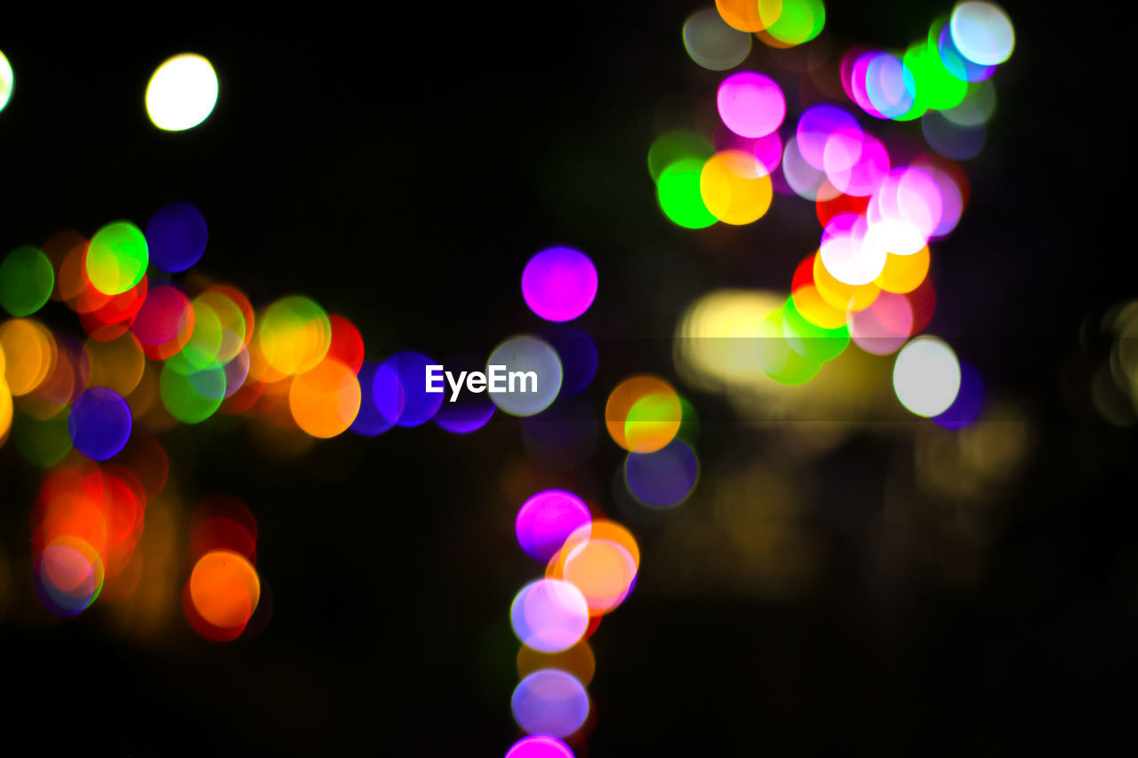 DEFOCUSED IMAGE OF ILLUMINATED LIGHTS IN CITY