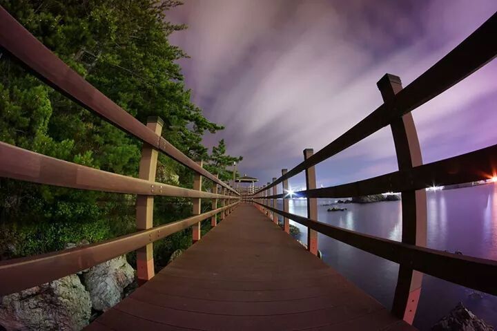 VIEW OF FOOTBRIDGE AGAINST CLOUDY SKY