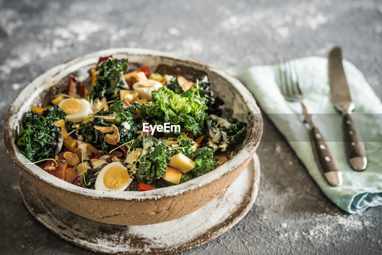 HIGH ANGLE VIEW OF FOOD SERVED IN BOWL