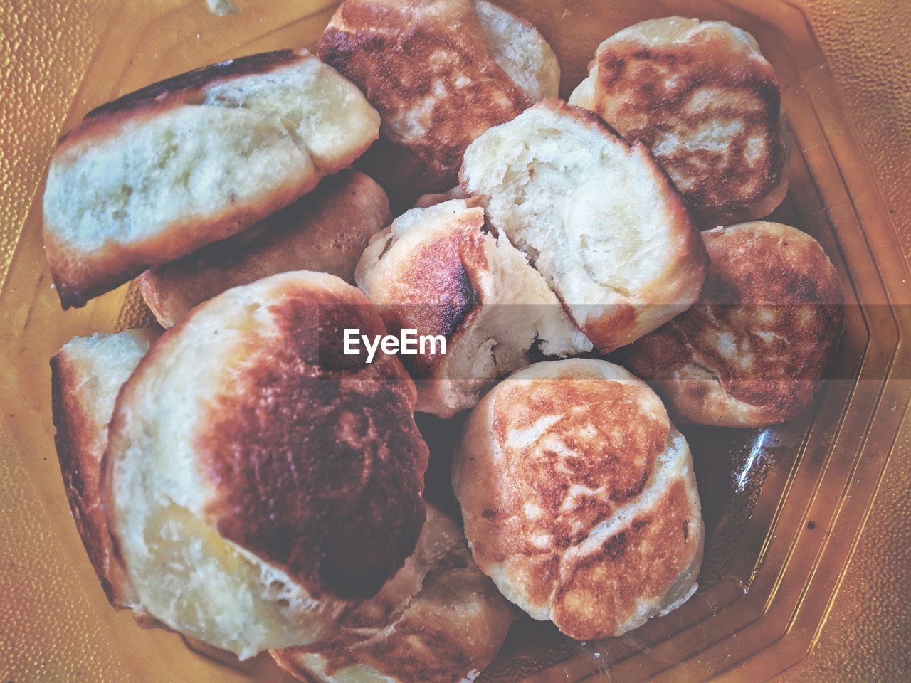 HIGH ANGLE VIEW OF ROASTED BREAD ON TABLE