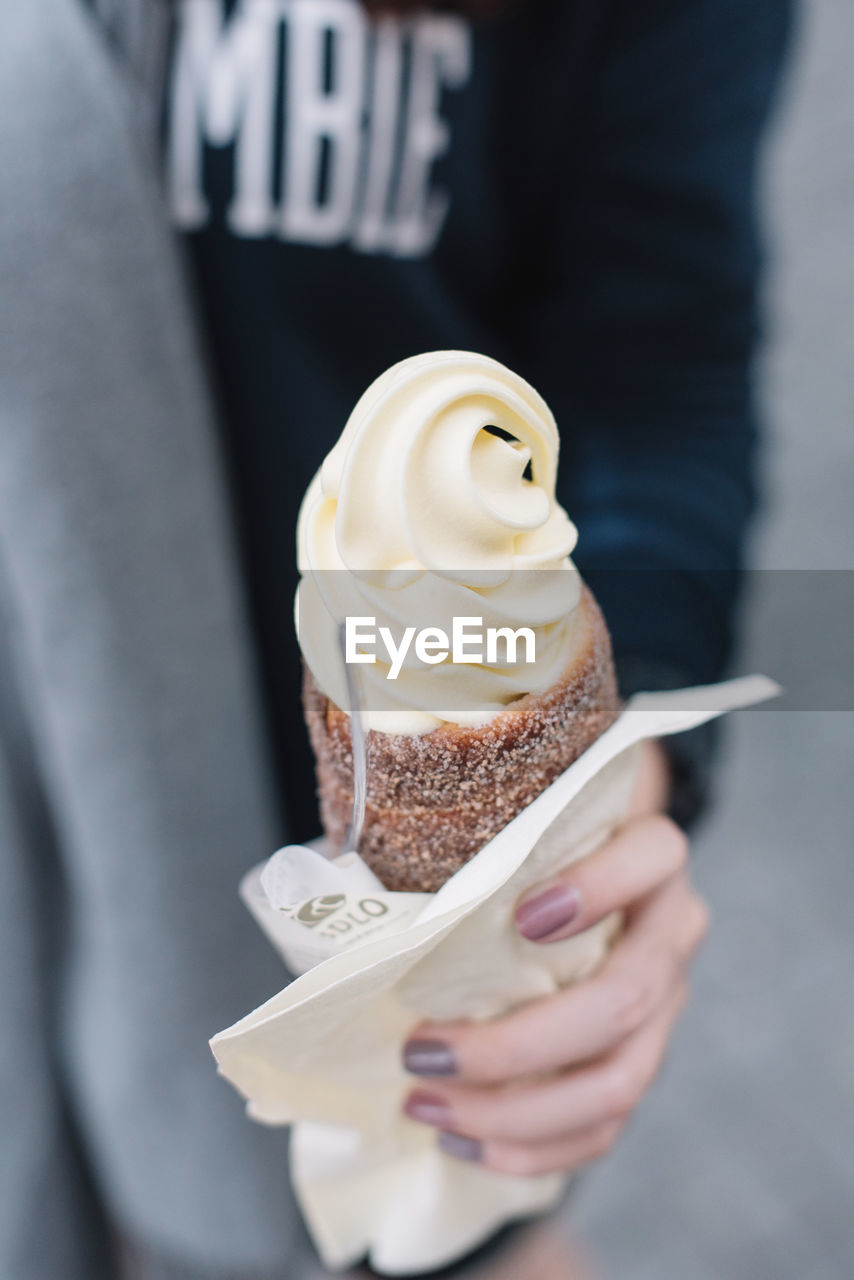 MIDSECTION OF PERSON HOLDING ICE CREAM IN PLATE