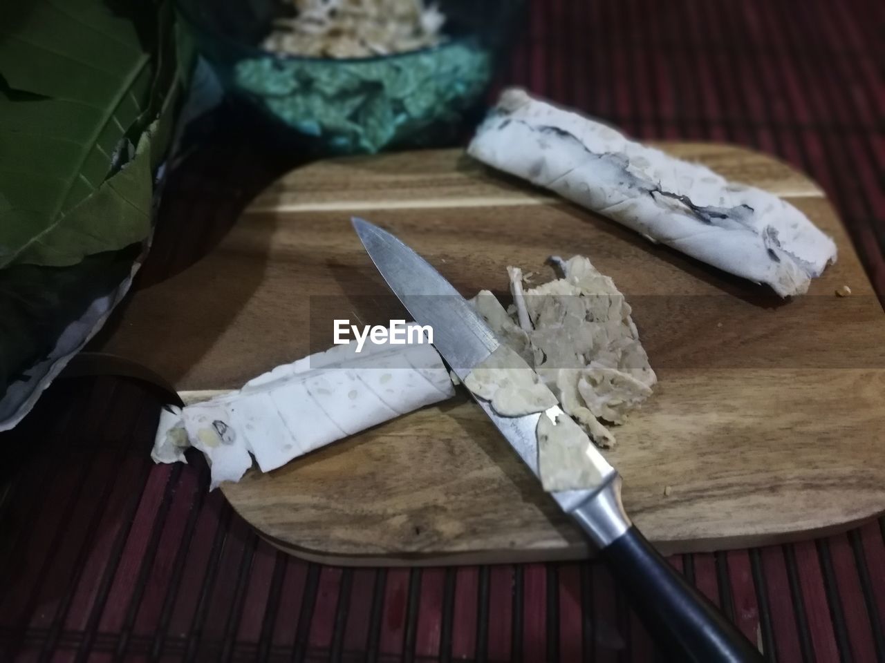 HIGH ANGLE VIEW OF BREAD ON TABLE