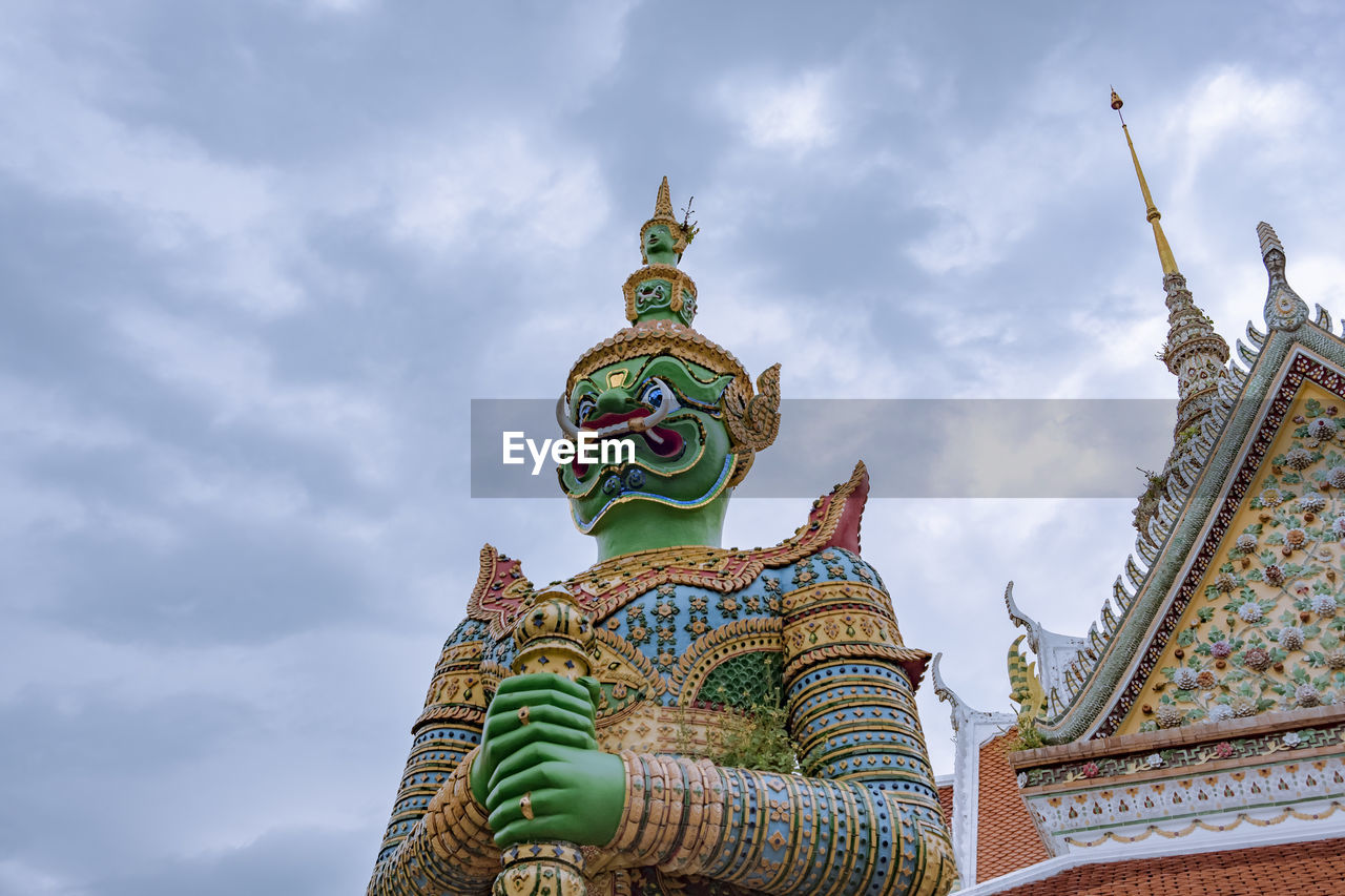 LOW ANGLE VIEW OF STATUES AGAINST SKY