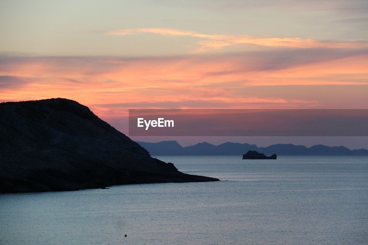 SCENIC VIEW OF SEA AND MOUNTAINS AGAINST SKY