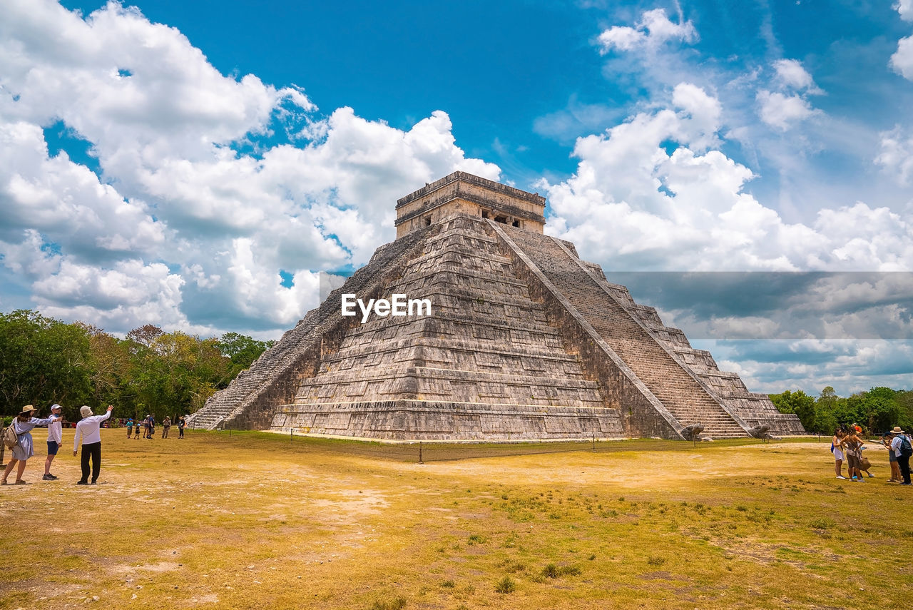 Old ruins of temple of kukulkan great pyramid in chichen itza