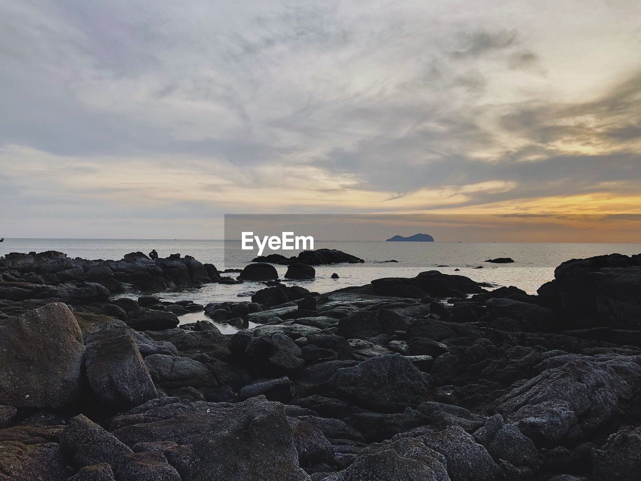 SCENIC VIEW OF SEA AGAINST SKY AT SUNSET