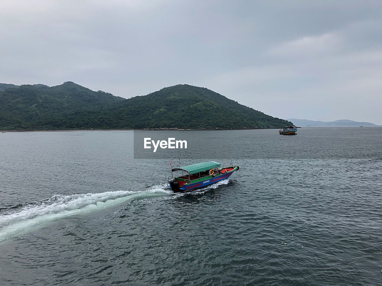 BOAT IN SEA AGAINST SKY