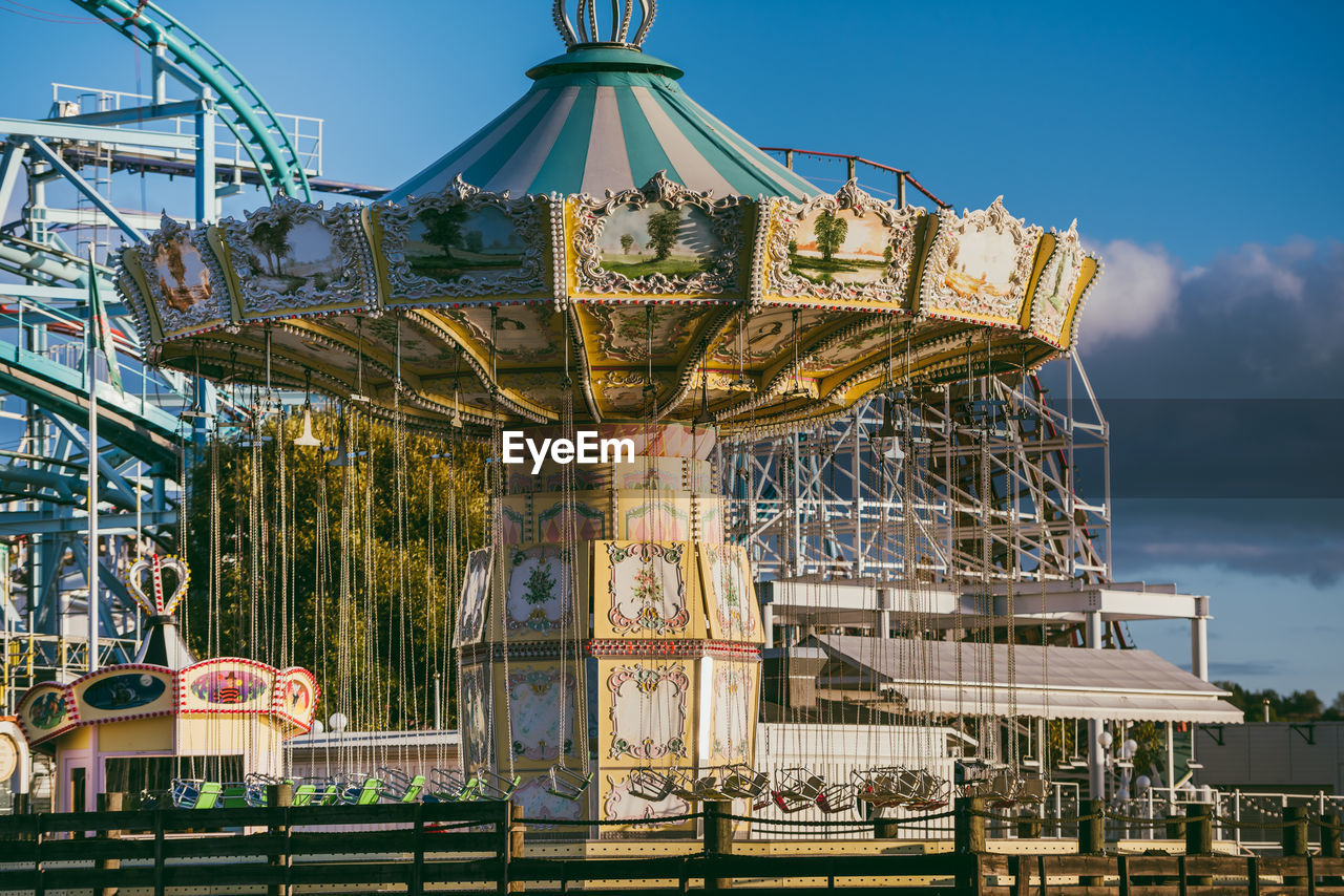 FERRIS WHEEL AT AMUSEMENT PARK