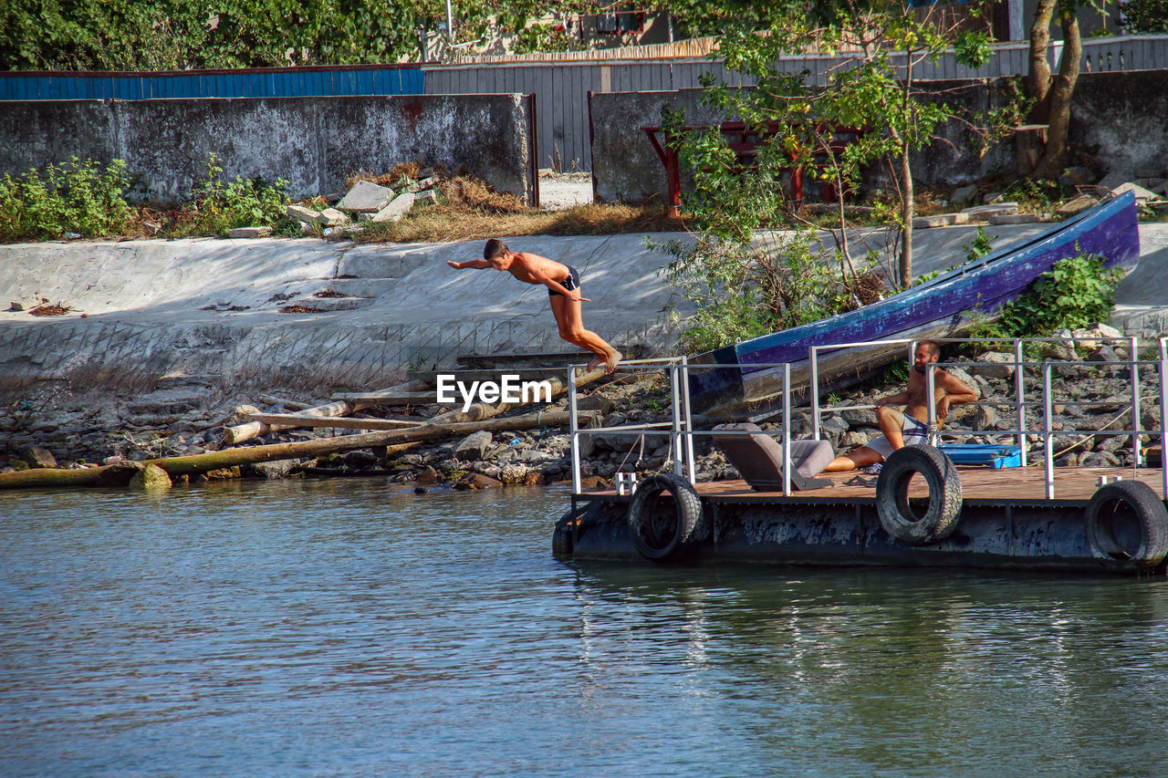 SIDE VIEW OF BIRD ON BOAT