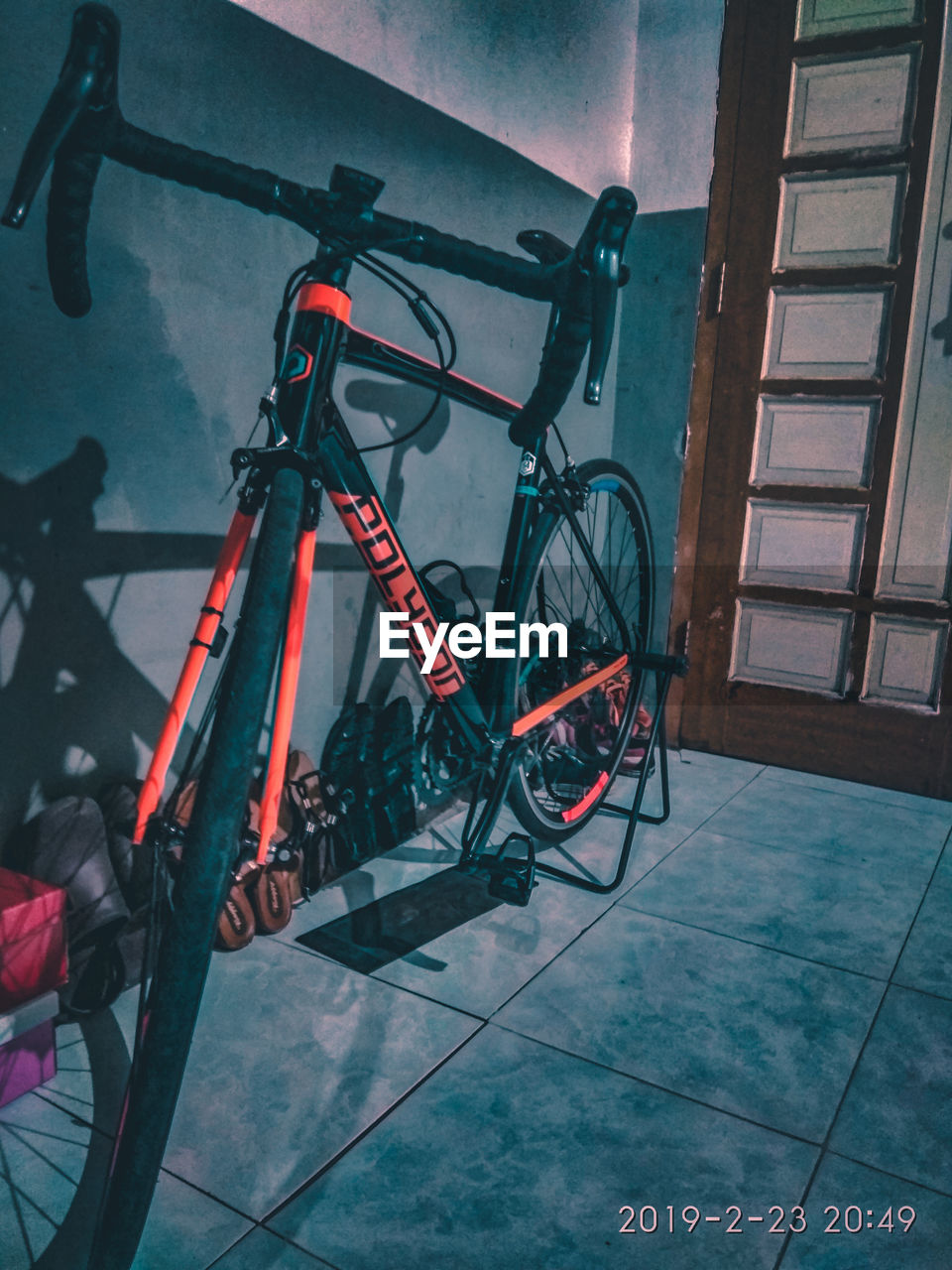 HIGH ANGLE VIEW OF BICYCLE PARKED ON WALL