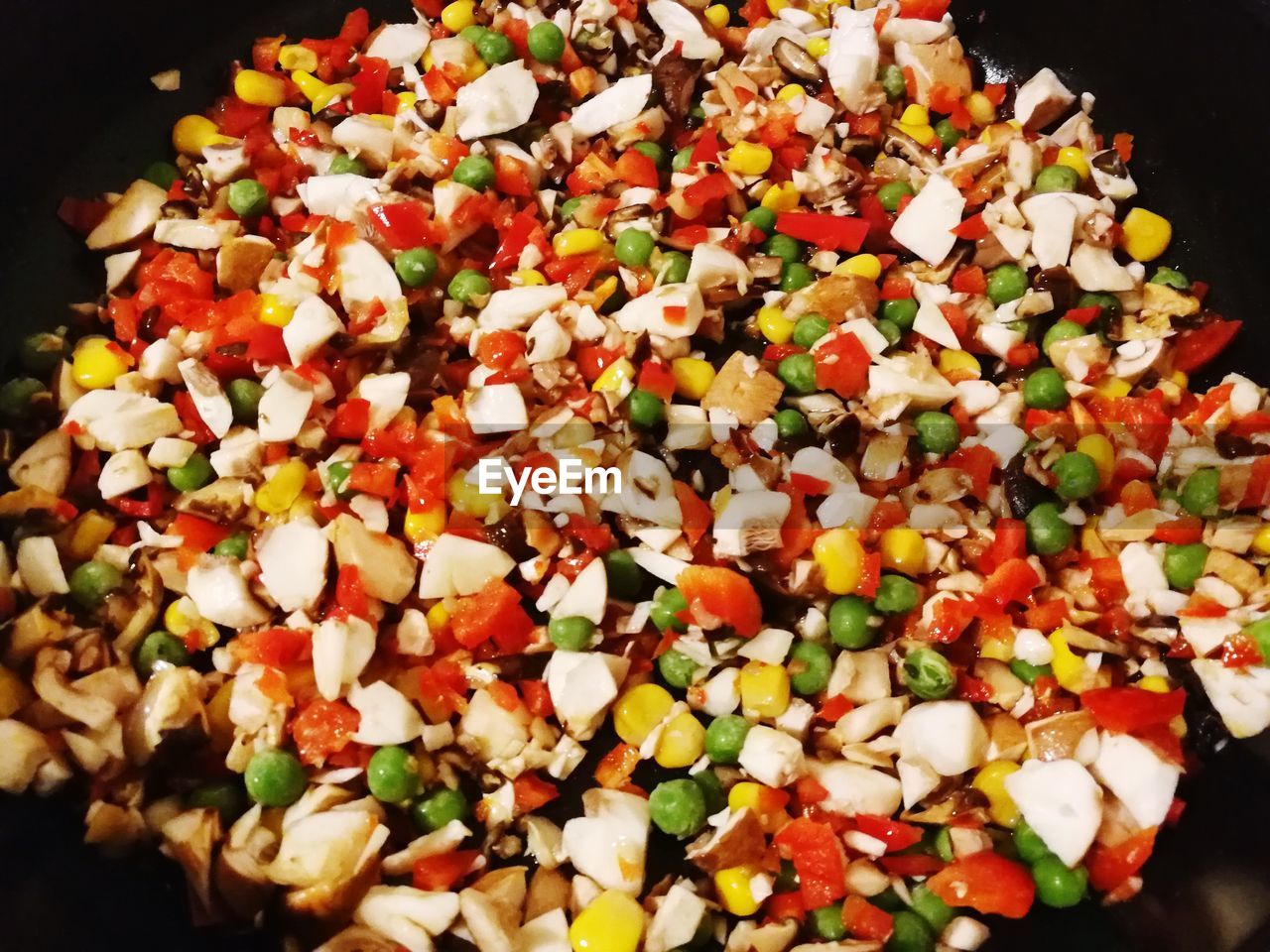 HIGH ANGLE VIEW OF CHOPPED FRUITS IN PLATE