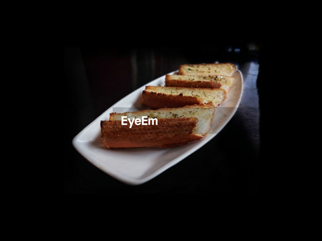 CLOSE-UP OF CAKE ON PLATE