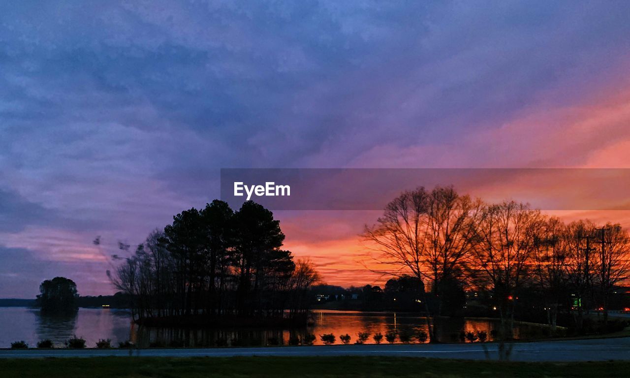 SCENIC VIEW OF LAKE AGAINST SKY DURING SUNSET