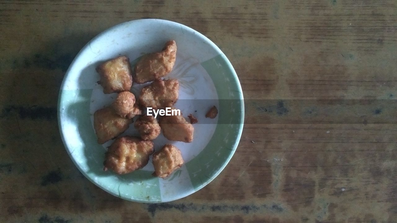 HIGH ANGLE VIEW OF FOOD IN PLATE ON TABLE