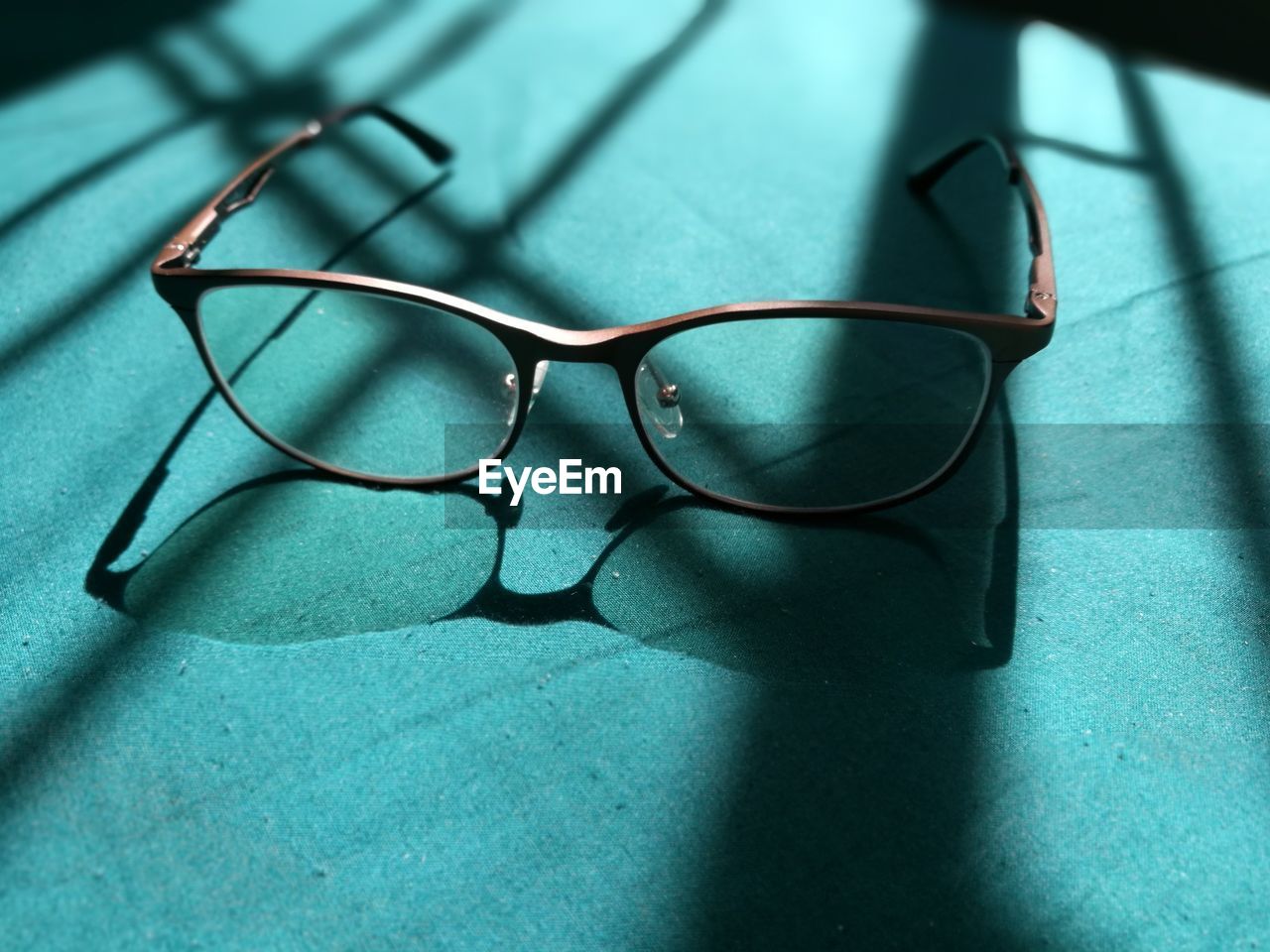 HIGH ANGLE VIEW OF GLASSES ON TABLE