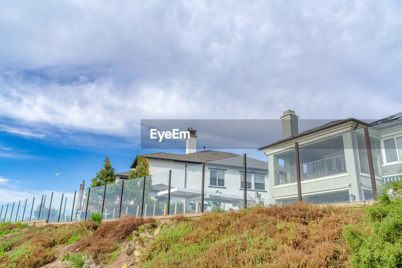 LOW ANGLE VIEW OF HOUSE AGAINST SKY