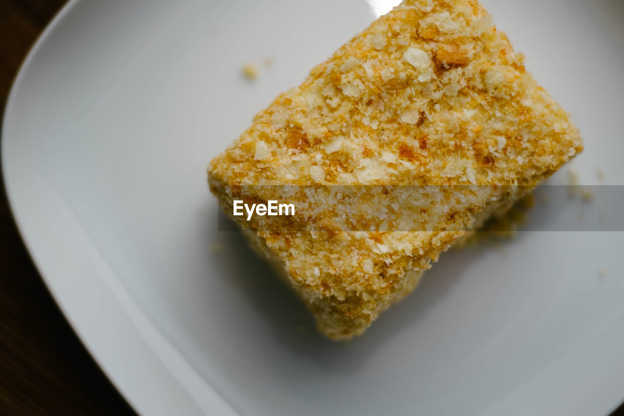 CLOSE-UP OF CAKE ON PLATE