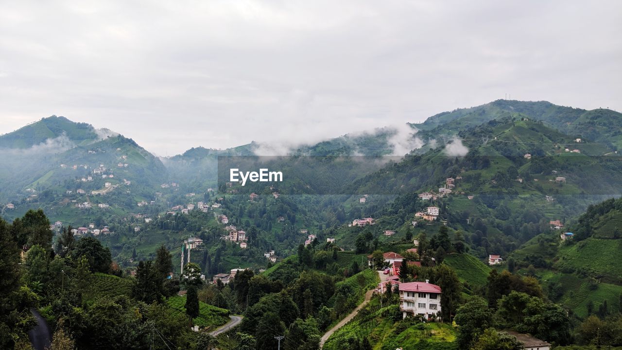 AERIAL VIEW OF TOWNSCAPE AGAINST SKY