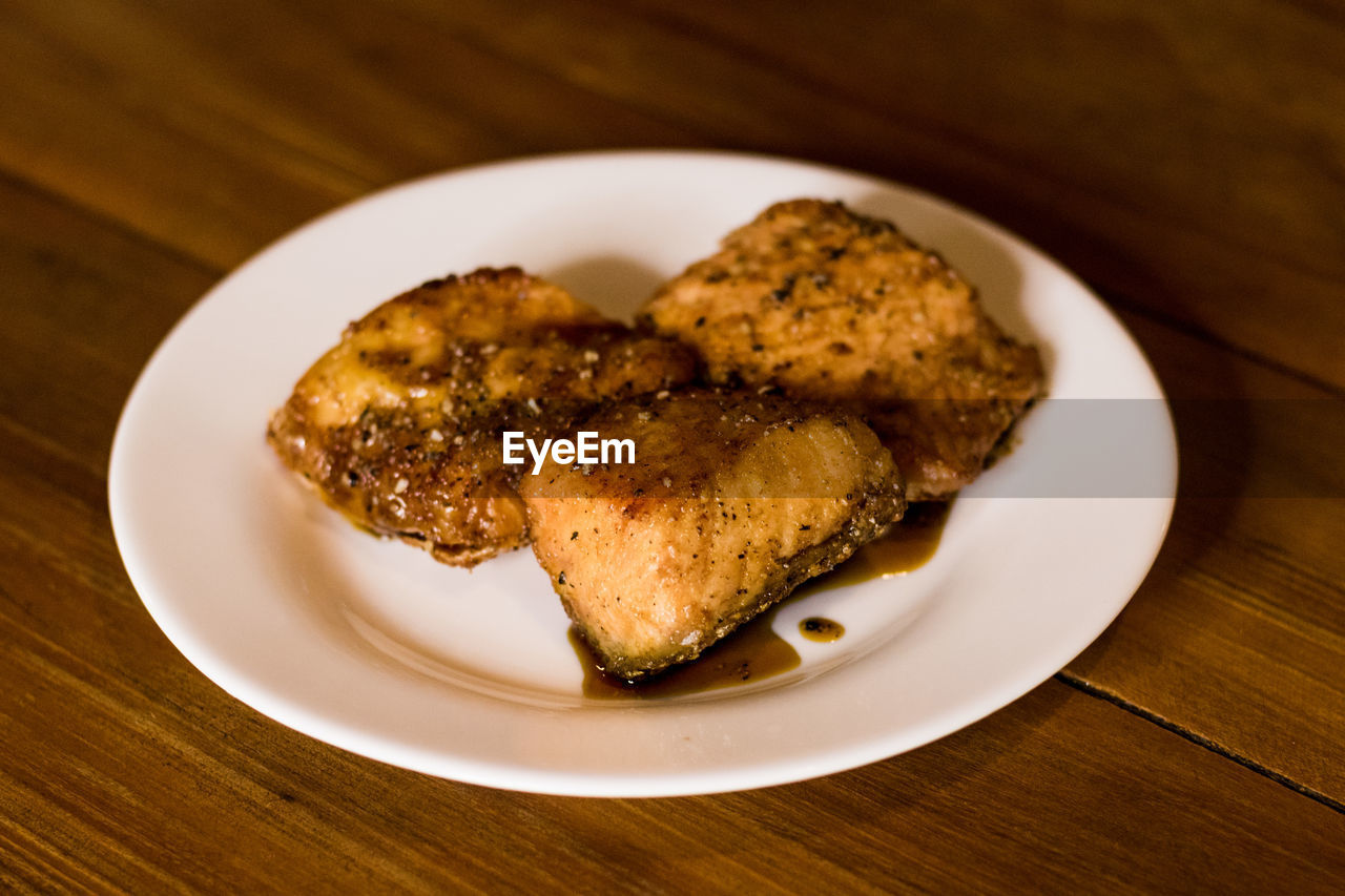 HIGH ANGLE VIEW OF FOOD IN PLATE