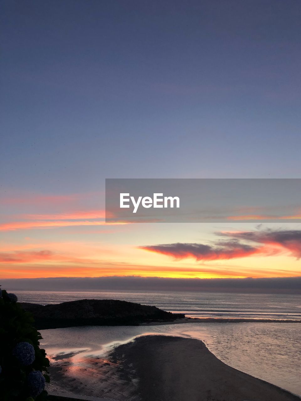 SCENIC VIEW OF SEA AGAINST SKY AT SUNSET