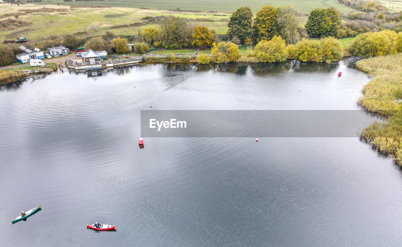 HIGH ANGLE VIEW OF BOATS IN LAKE