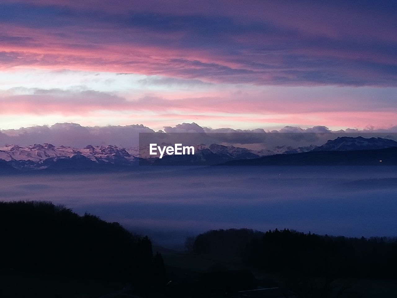 SCENIC VIEW OF LAKE BY SILHOUETTE MOUNTAINS AGAINST SKY