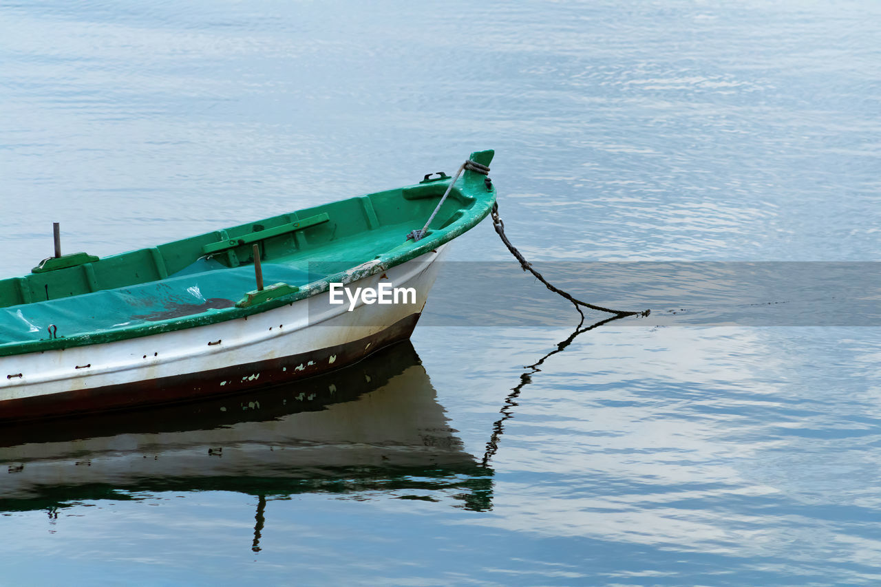 HIGH ANGLE VIEW OF FISHING BOAT MOORED IN LAKE