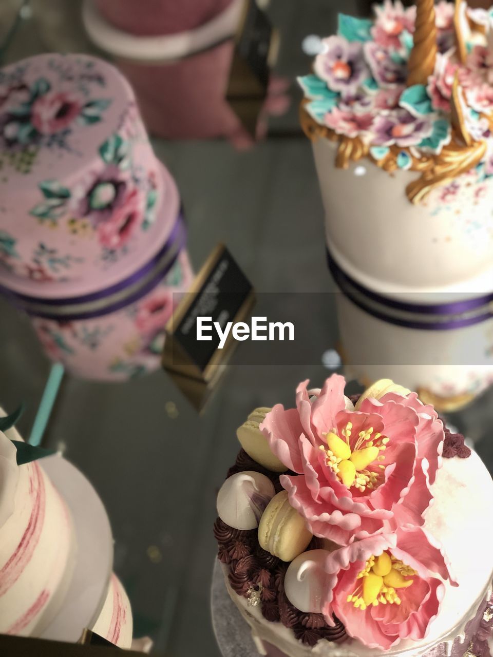 HIGH ANGLE VIEW OF PINK FLOWERS ON TABLE