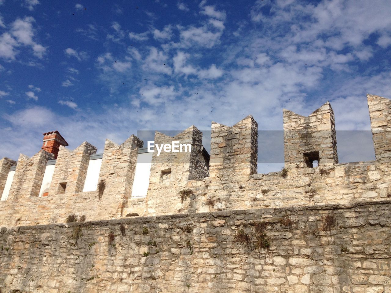 LOW ANGLE VIEW OF BUILT STRUCTURE AGAINST SKY