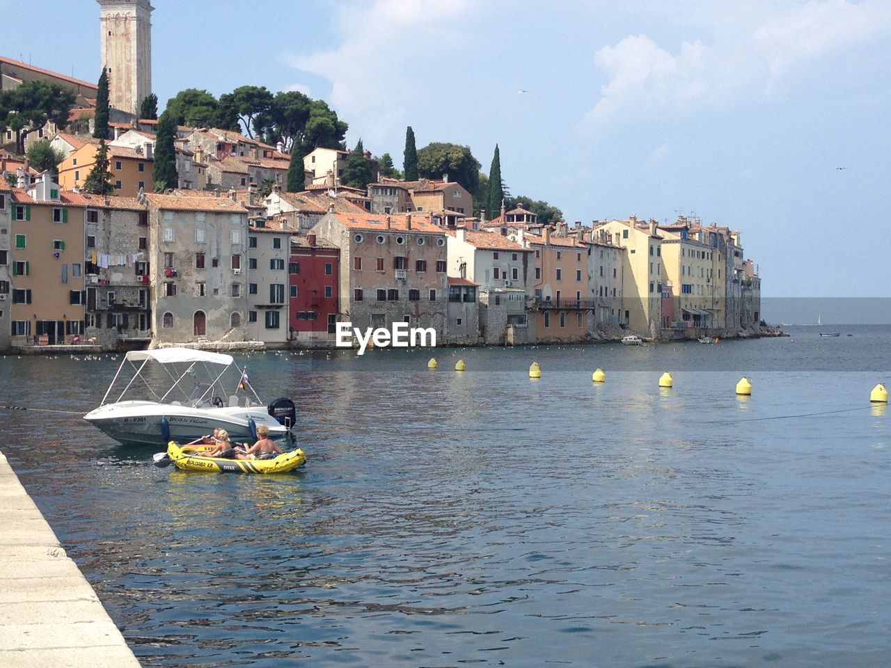 BOATS IN SEA BY BUILDINGS IN CITY