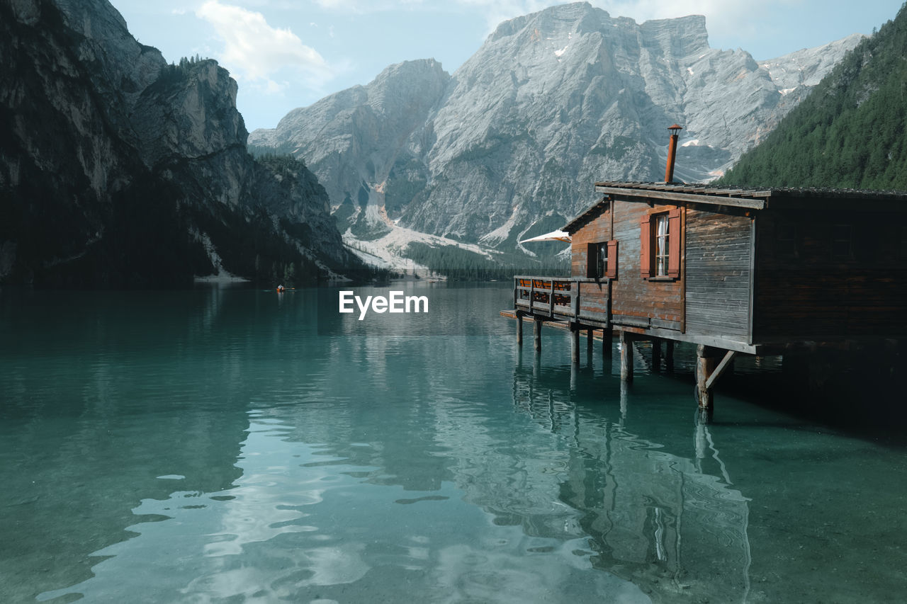 SCENIC VIEW OF LAKE AND MOUNTAINS AGAINST MOUNTAIN