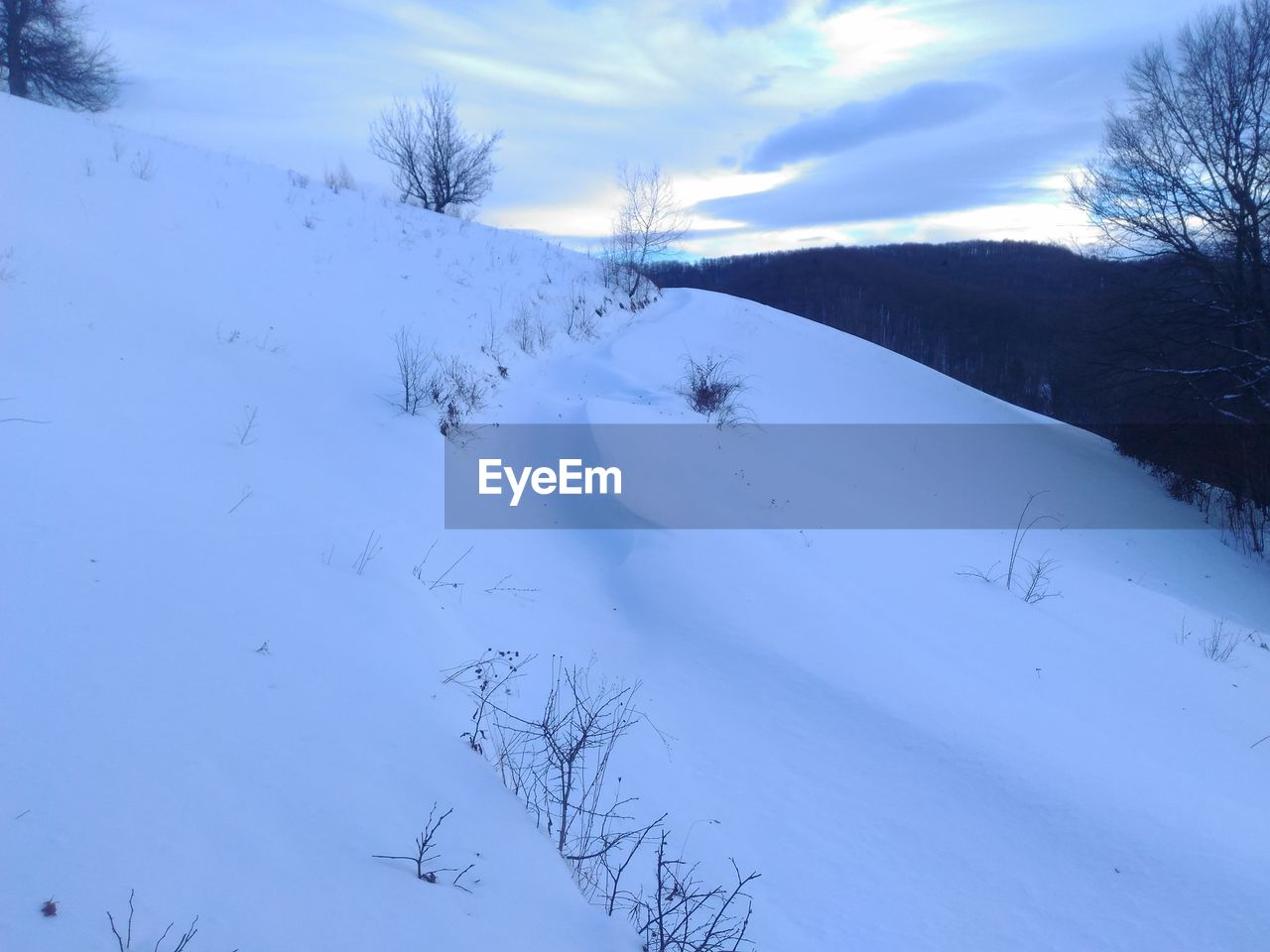 SCENIC VIEW OF SNOW AGAINST SKY