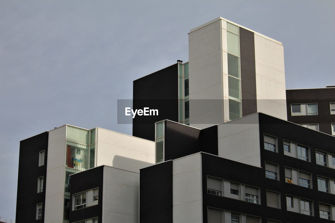 LOW ANGLE VIEW OF BUILDINGS AGAINST SKY