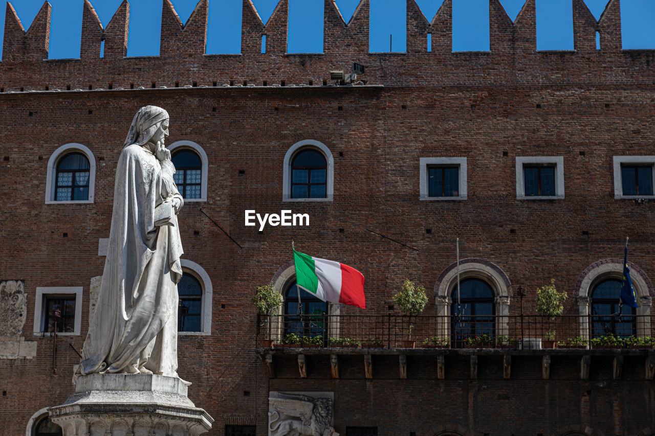 Dante alighieri's statue in piazza dei signori, verona, italy