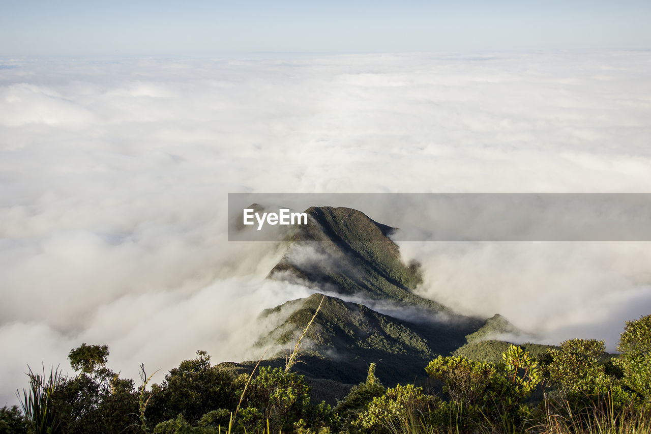 SCENIC VIEW OF SEA BY MOUNTAINS AGAINST SKY