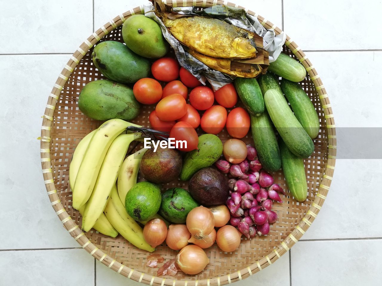 HIGH ANGLE VIEW OF FRESH FRUITS IN BASKET