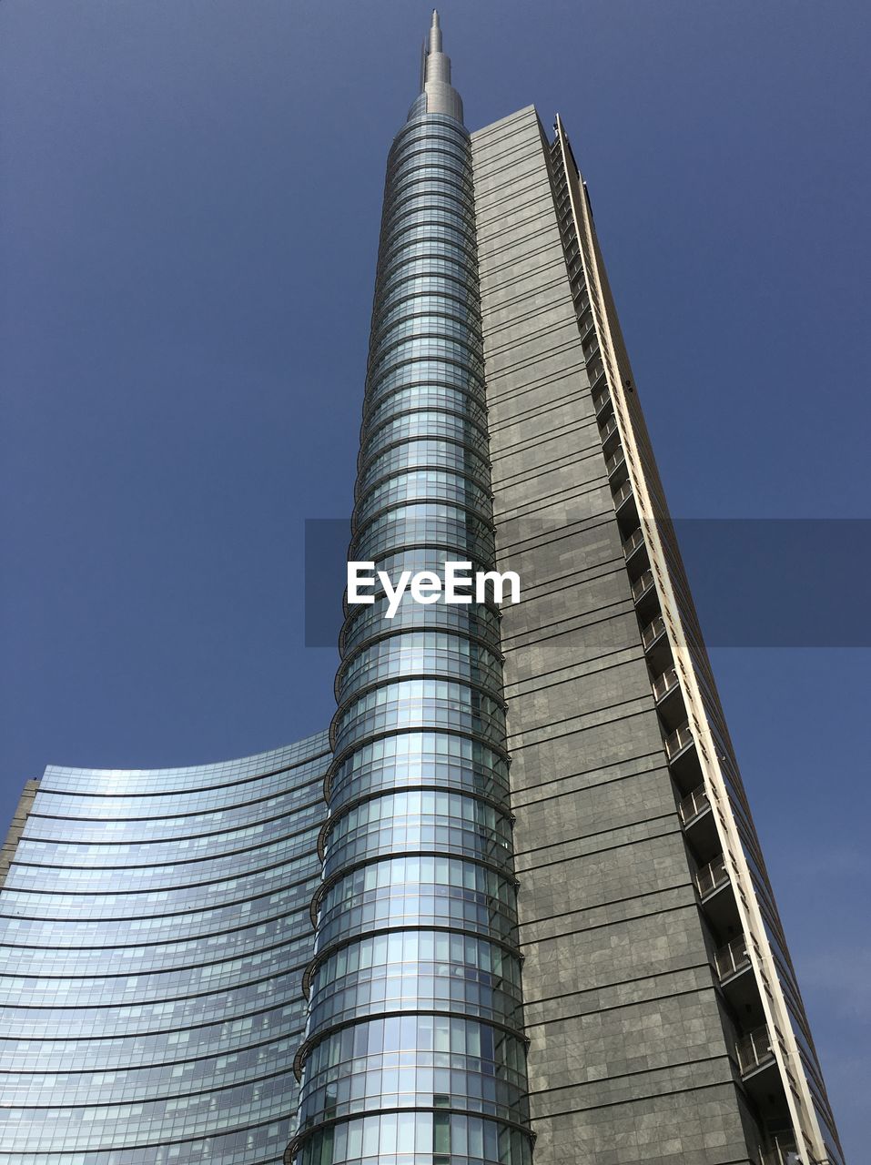 LOW ANGLE VIEW OF MODERN BUILDING AGAINST SKY