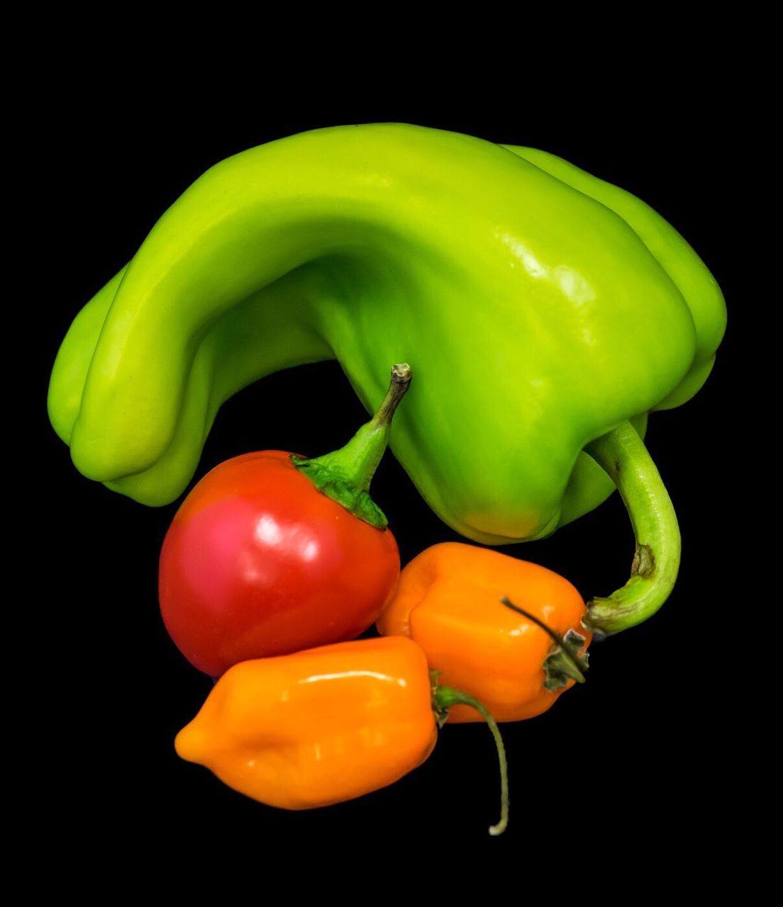 CLOSE-UP OF BELL PEPPER AGAINST BLACK BACKGROUND