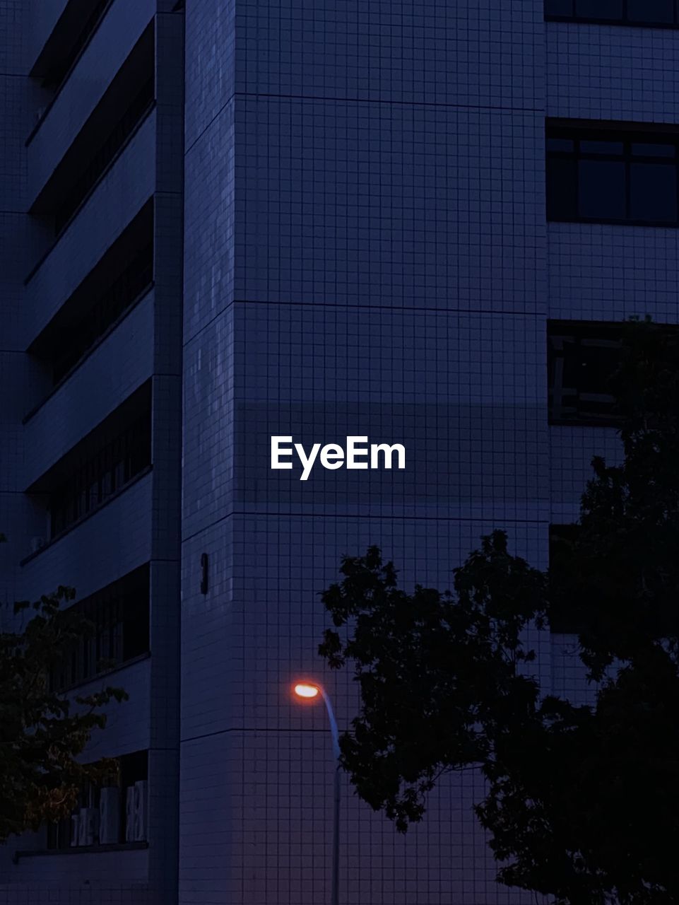 LOW ANGLE VIEW OF BUILDING AGAINST SKY AT DUSK