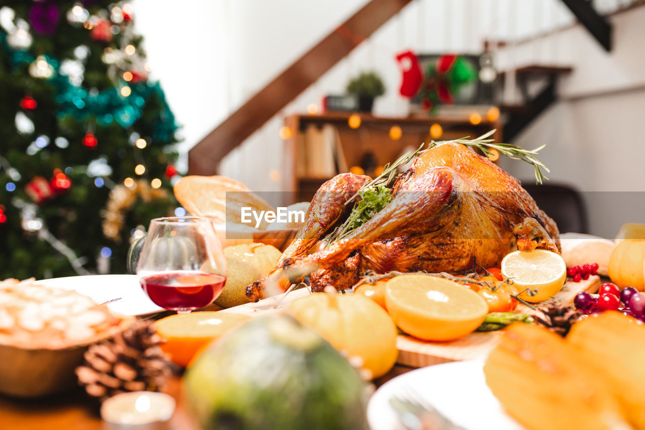 HIGH ANGLE VIEW OF FOOD ON TABLE