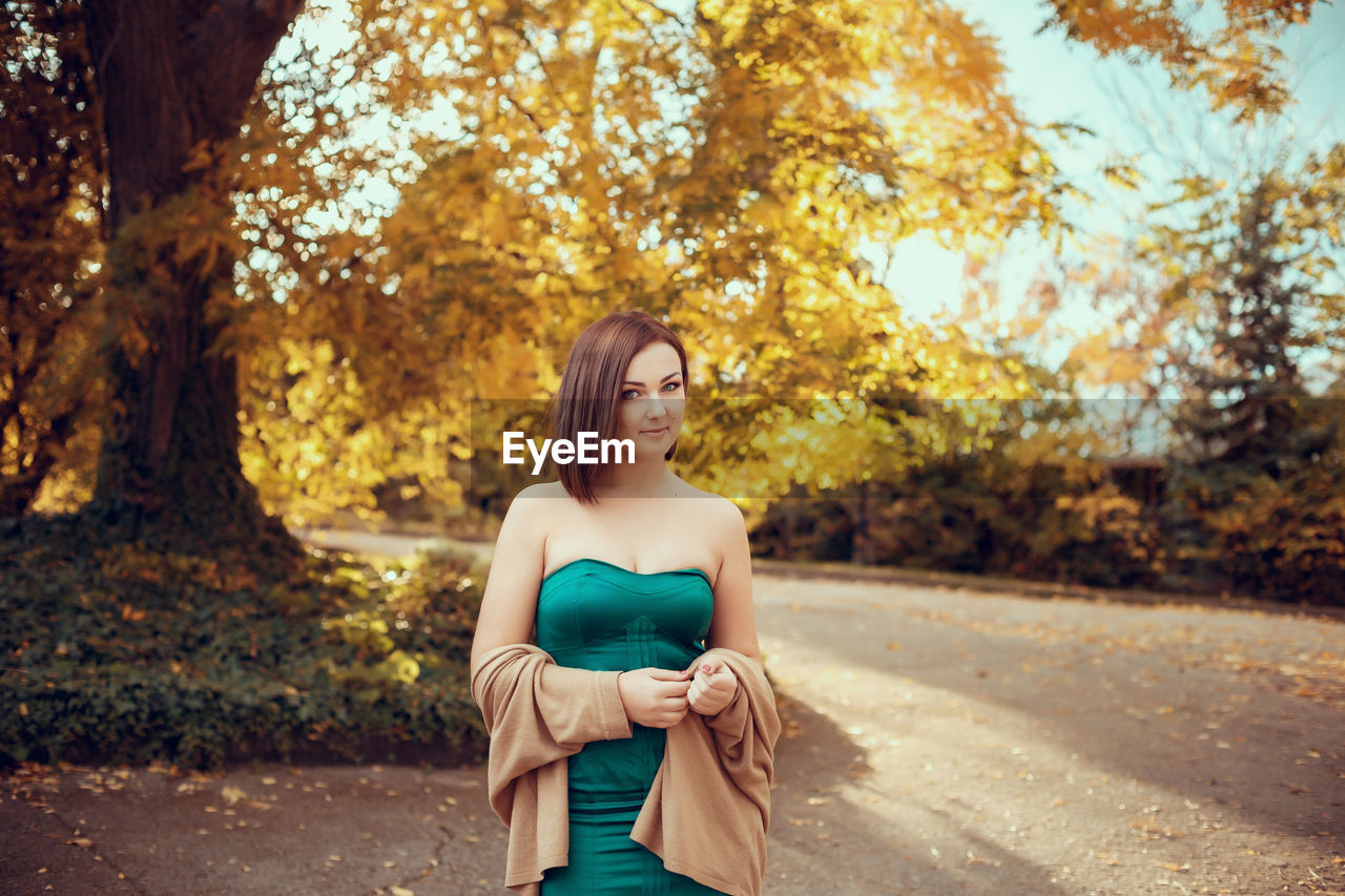 PORTRAIT OF BEAUTIFUL YOUNG WOMAN IN AUTUMN